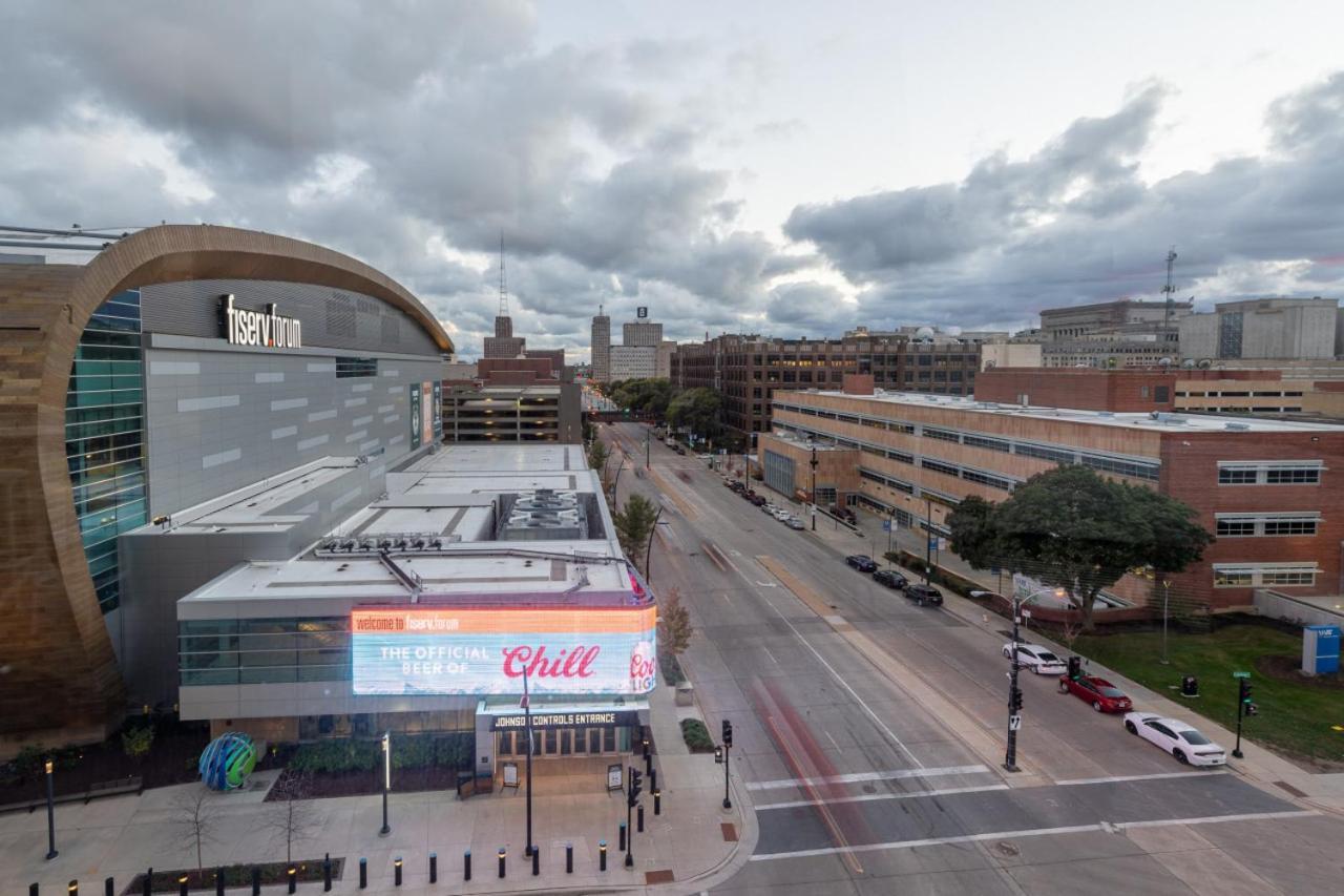 Flexhome Skywalk To Fiserv U8 With Rooftop Gym Parking Milwaukee Exterior photo