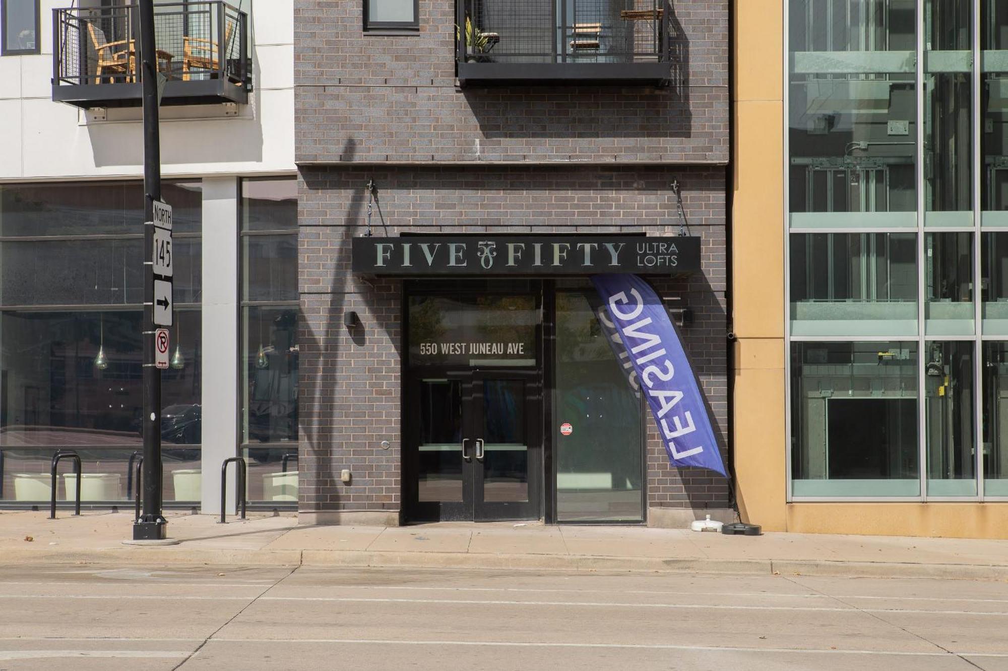 Flexhome Skywalk To Fiserv U8 With Rooftop Gym Parking Milwaukee Exterior photo