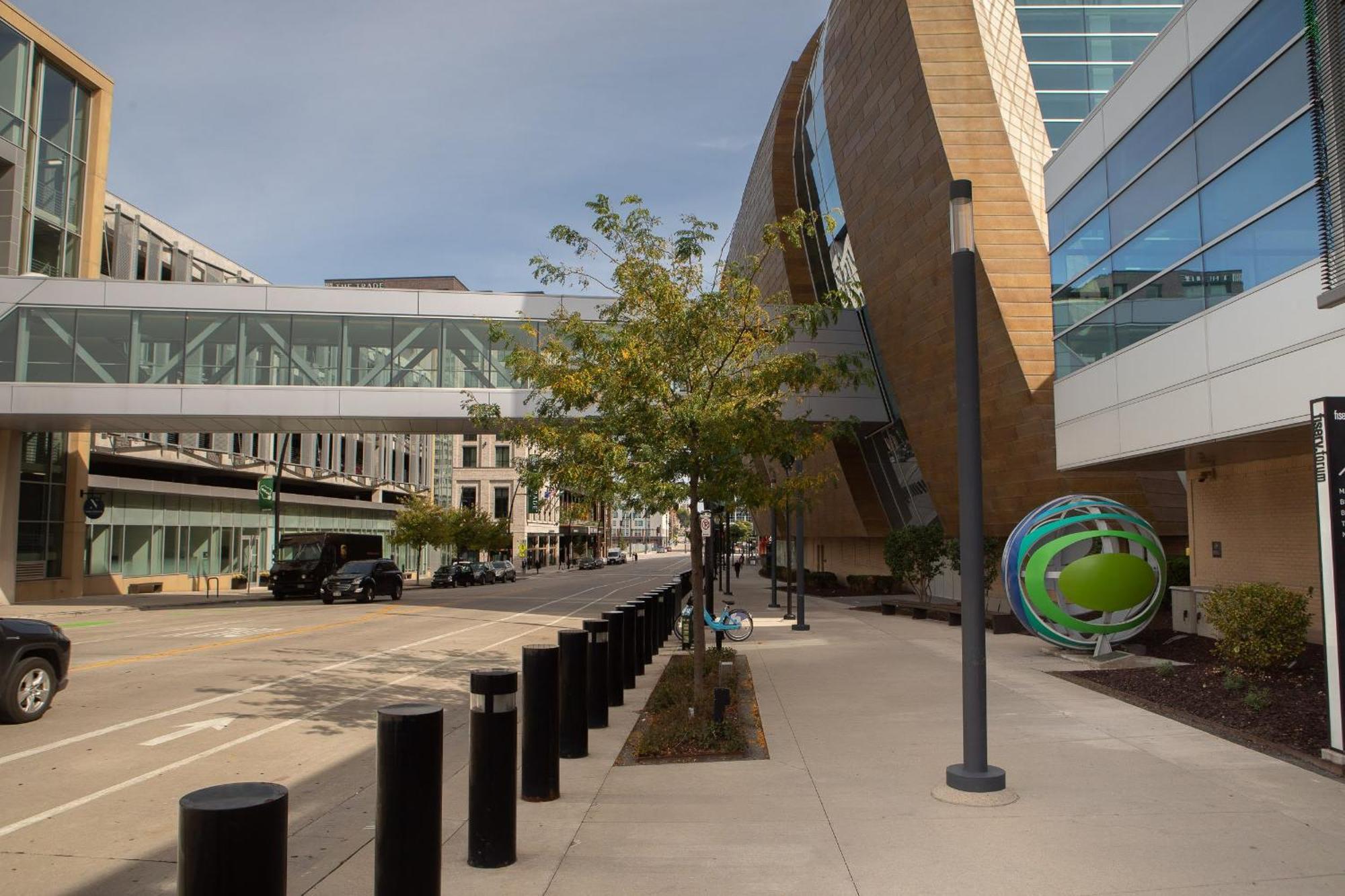 Flexhome Skywalk To Fiserv U8 With Rooftop Gym Parking Milwaukee Exterior photo