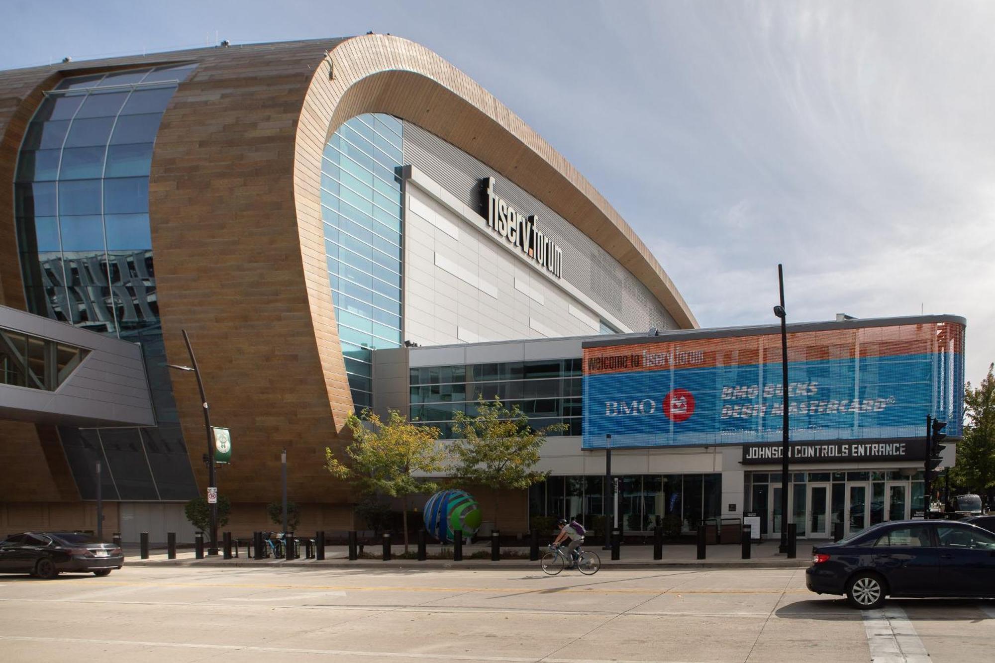 Flexhome Skywalk To Fiserv U8 With Rooftop Gym Parking Milwaukee Exterior photo