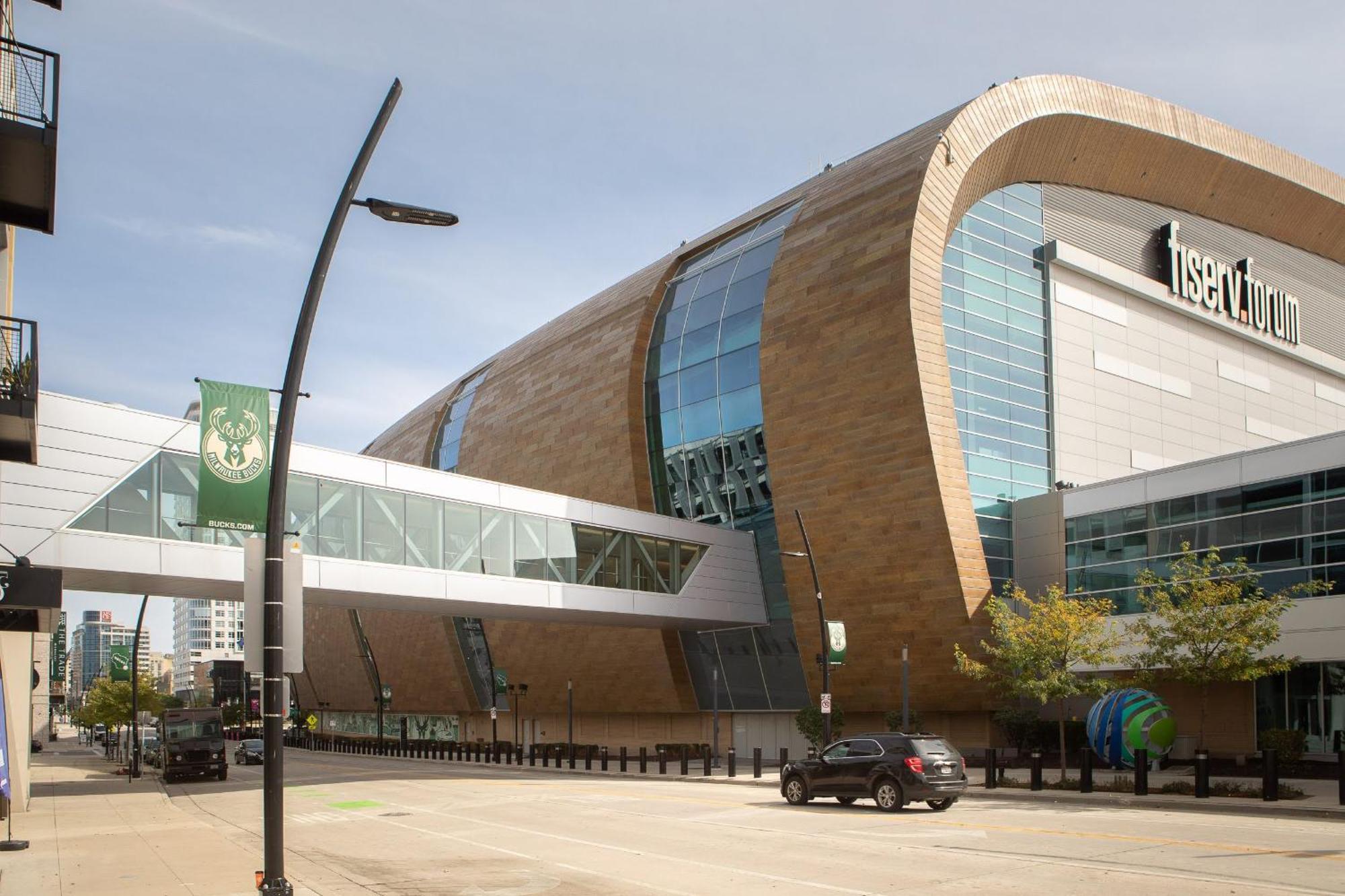 Flexhome Skywalk To Fiserv U8 With Rooftop Gym Parking Milwaukee Exterior photo