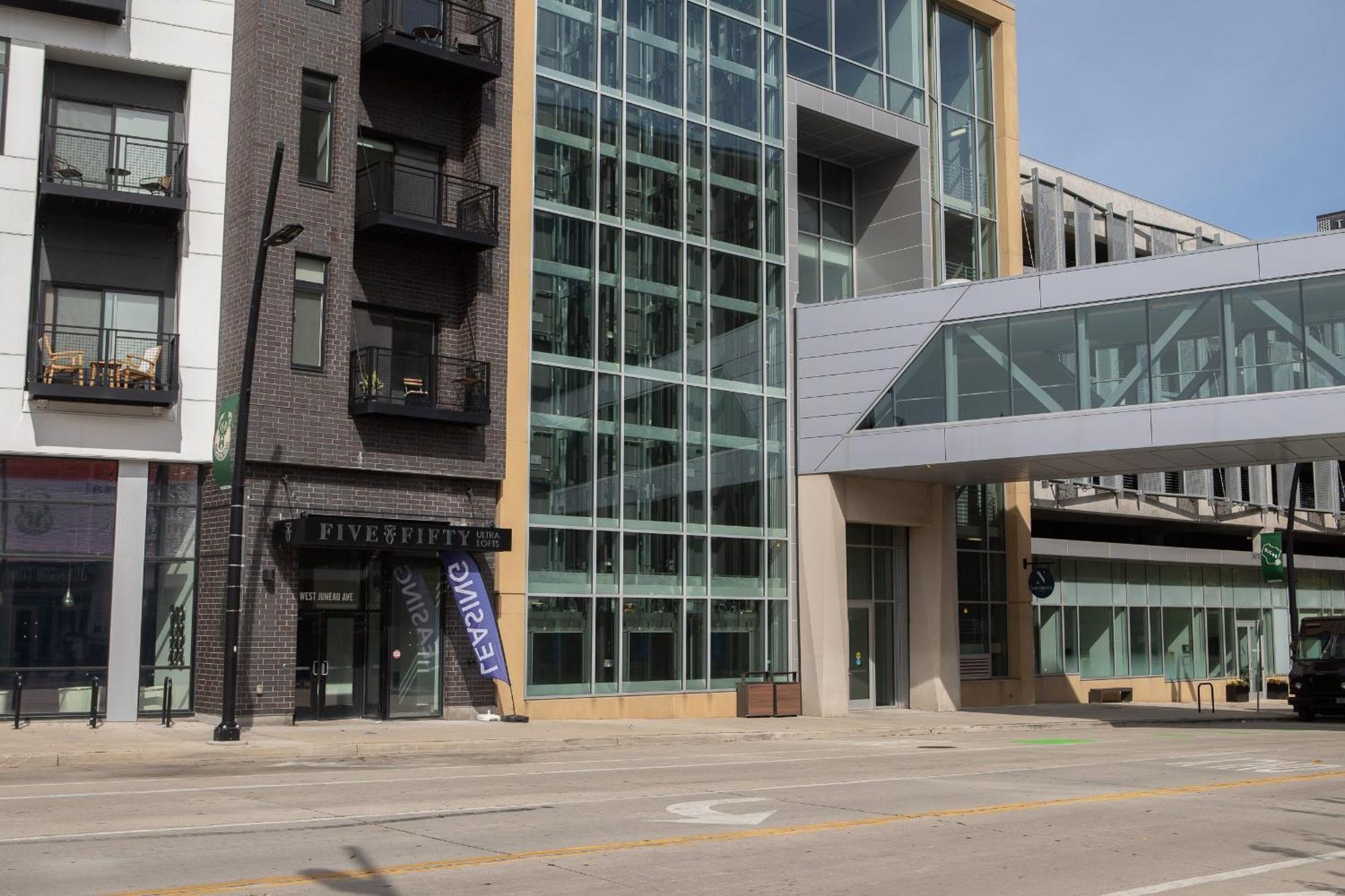 Flexhome Skywalk To Fiserv U8 With Rooftop Gym Parking Milwaukee Exterior photo